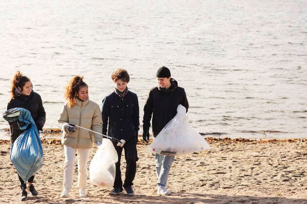 IMAGO Creative: Klimawandel - Umwelterziehung Male and female environmentalists with microplastics garbage walking against lake Sweden, Stockholm, model released Copyright: xMaskotx , MA81983