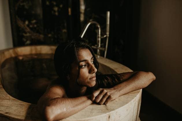 IMAGO Creative: Clickbait, Hautpflege und Kosmetik Side view of pretty woman taking bath in a rustic house Copyright: xJoyxZamorax Model Released