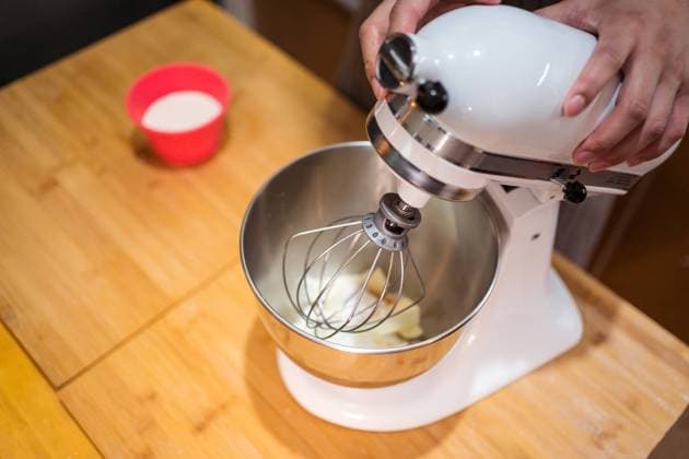 IMAGO Creative: Haushaltsger?te - K?chenmaschine From above faceless person installing wire whisk on stand mixer while preparing pastry at counter in kitchen Copyright: xJuanxAlbertoxRuizx Model Released