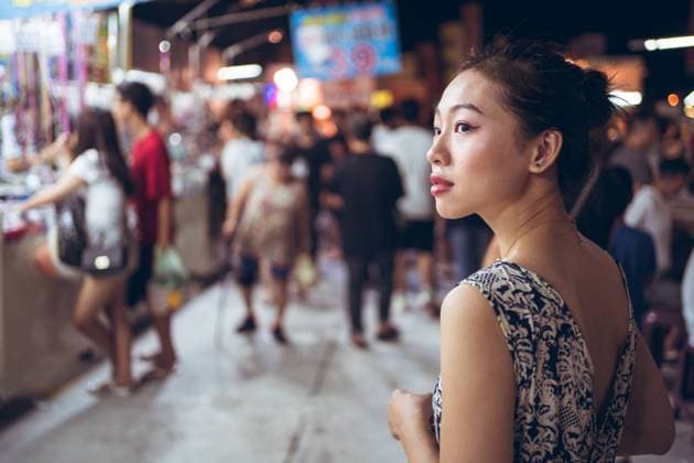 IMAGO Creative, Jahreszeit Sommer, Sommer in der Stadt IMAGO Creative: Ruhe im Chaos Side view of confident ethnic female standing on crowded street in Night Market in Taiwan and looking away Copyright: xJuanxAlbertoxRuizx Model Released
