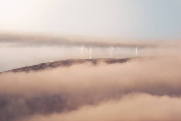 IMAGO Creative: Klimawandel - Zukunft und Innovation Windmills of modern wind power station located on hill in misty morning in countryside Copyright: xJuanxLopezx Model Released