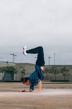 IMAGO Creative: Stadt-Dichotomien Skillful break dancer performing handstand while moving, Model released Copyright: xJuanxPabloxCorreax MR