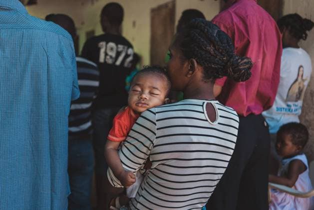 IMAGO Creative: Ruhe im Chaos Madagascar - JULY 6, 2019: Side view of casual African woman comforting dreaming peaceful child while standing Copyright: xJuanxSistox Model Released