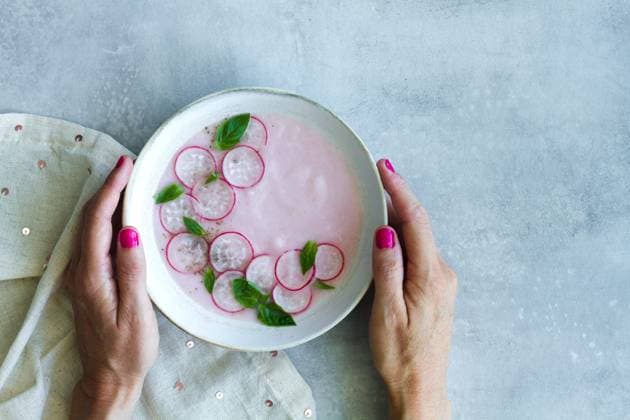 IMAGO Creative, Sommer, Food, Radieschen Top view of crop anonymous female eating delicious refreshing radish cream soup with fresh basil leaves Copyright: xLeirexGamboax Model Released