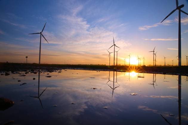 Blick am Freitag (18.12.2020) auf den Windpark Grapzow nahe der Stadt Altentreptow (Landkreis Mecklenburgische Seenplatte). Die erneuerbaren Energien werden in den kommenden Jahren eine immer größere Rolle spielen. Damit verbunden wird auch die Zahl der Windräder weiter zunehmen. Der Park in Gapzow ist bereits jetzt einer der größten in Deutschland. *** View on Friday 18 12 2020 of the Grapzow wind farm near the town of Altentreptow, Mecklenburg Lake District Renewable energies will play an increasingly important role in the coming years This will also mean a further increase in the number of wind turbines The farm in Gapzow is already one of the largest in Germany
