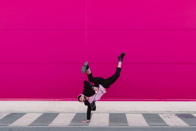 Young man listening to music and dancing breakdance model released Symbolfoto ERRF02790