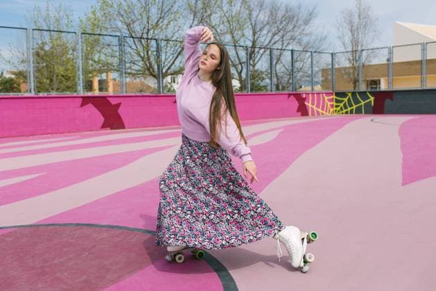 IMAGO Creative, Lifestyle, Frühling in der Stadt Stylish young woman on roller skates posing on playground Copyright: xLightsyx Model Released