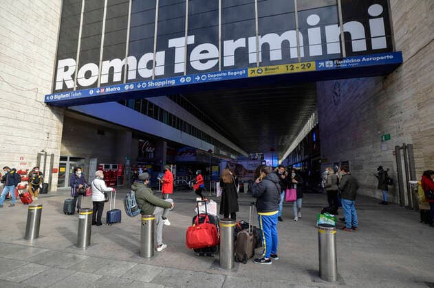 Rome Termini station departures and arrivals before the blockade ordered by the new government measures on the occasion of Christmas to counter the spread of the covid epidemic - 19 Editorial Usage Only  Copyright: xSTEFANOxCAROFEIx xIPAx