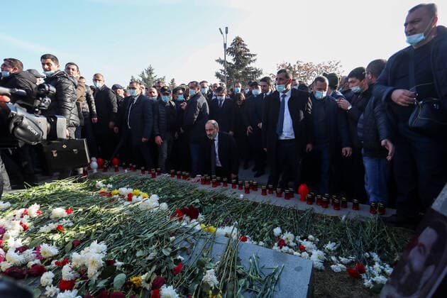 Bilder des Jahres 2020, News 12 Dezember News Bilder des Tages YEREVAN, ARMENIA - DECEMBER 19, 2020: Armenia s Prime Minister Nikol Pashinyan (C) visits the Yerablur military cemetery as part of a march to mourn those killed in the recent armed conflict over the disputed Caucasus region of Nagorno-Karabakh. A three-day nationwide mourning period starts on December 19 in Armenia. The situation in Nagorno-Karabakh escalated on September 27. The leaders of Russia, Azerbaijan and Armenia signed a joint statement on a complete ceasefire on November 9. According to the agreement, the warring parties keep the positions they occupied at that time, a number of disputed districts come under the control of Azerbaijan, and the Russian peacekeeping forces are deployed along the line of contact and the Lachin corrid  TS0F2288