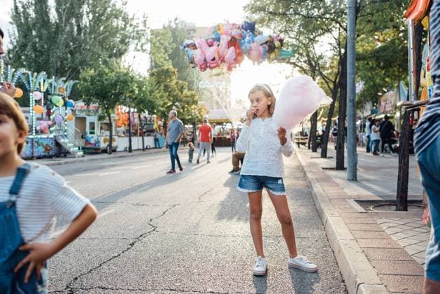 IMAGO Creative, Jahreszeit Sommer, Sommer in der Stadt Cheerful girl eating cotton candy on street, Model released Copyright: xMartaxMachinx MR