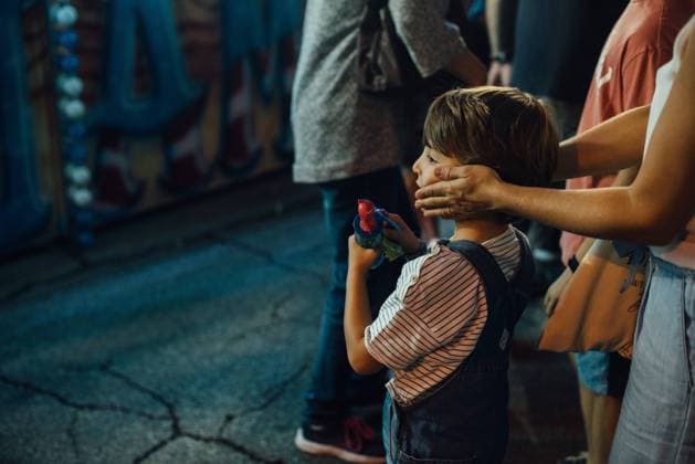 IMAGO Creative, Gesellschaft, Immer mehr Menschen haben Angst vor der Zukunft Cheerful family on fairground in city, Model released Copyright: xMartaxMachinx MR