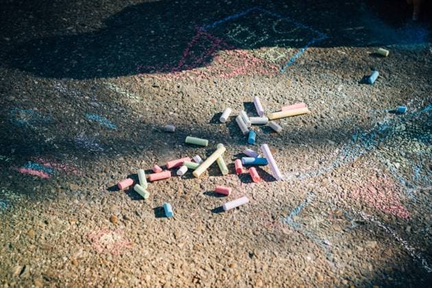IMAGO Creative: NGO, Kunst im ?ffentlichen Raum und Kulturinitiativen From above red blue green purple chalk and children drawings on asphalt in sunny day Copyright: xMartaxMachinx Model Released