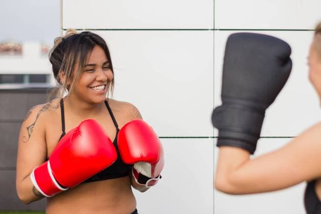 IMAGO Creative: Urban Diversity Multiethnic brutal female fighters in boxing gloves training punches during workout in city Copyright: xMikelxQuinax Model Released