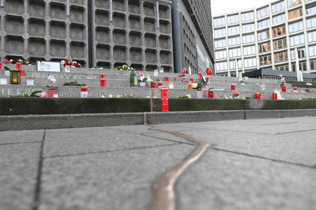 Berlin: Silent memory of the victims of Breitscheidplatz People offers flowers, candles, wreaths for the victims of the terrorist attack on Breitscheidplatz in Berlin-Charlottenburg on December 19, 2016. Berlin Charlottenburg Germany Breitscheidplatz Copyright: SimonexKuhlmey