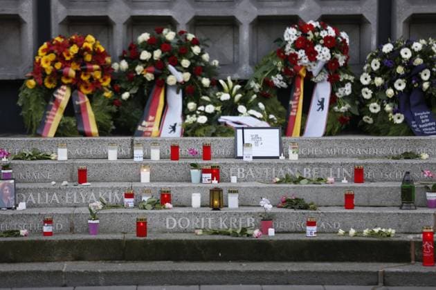 Berlin: Silent memory of the victims of Breitscheidplatz People offers flowers, candles, wreaths for the victims of the terrorist attack on Breitscheidplatz in Berlin-Charlottenburg on December 19, 2016. Berlin Charlottenburg Germany Breitscheidplatz Copyright: SimonexKuhlmey