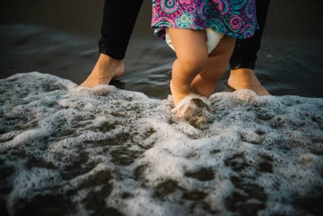 IMAGO Creative, Gesellschaft, Immer mehr Menschen haben Angst vor der Zukunft Mother holding walking child Copyright: xPatriciaxBecarotox Model Released