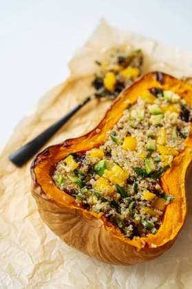 IMAGO Nature: Unsere Erde, Klimawandel, Ern?hrung, Pflanzen der Zukunft, Quinoa Closeup of appetizing tasty healthy baked stuffed butternut pumpkin with quinoa and vegetables placed on crumpled baking paper with spoon Copyright: xPeterxKarasevx Model Released