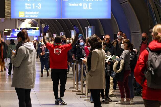 Frankfurt am Main, Flughafen Frankfurt, 20.12.2020, CENTOGENE COVID-19 Testzentrum, Sonntag 6:00Uhr morgens Mega-Schlange vor dem Corona Centogene Testzentrum am Flughafen in Frankfurt Frankfurt am Main Flughafen Frankfurt Hessen Deutschland
