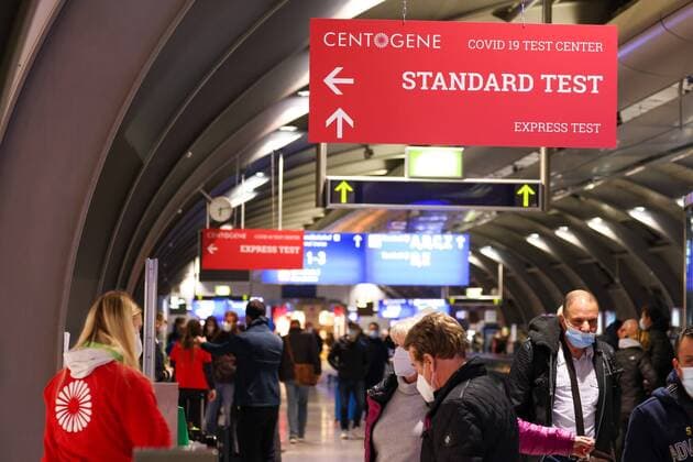 Frankfurt am Main, Flughafen Frankfurt, 20.12.2020, CENTOGENE COVID-19 Testzentrum, Sonntag 6:00Uhr morgens Mega-Schlange vor dem Corona Centogene Testzentrum am Flughafen in Frankfurt Frankfurt am Main Flughafen Frankfurt Hessen Deutschland
