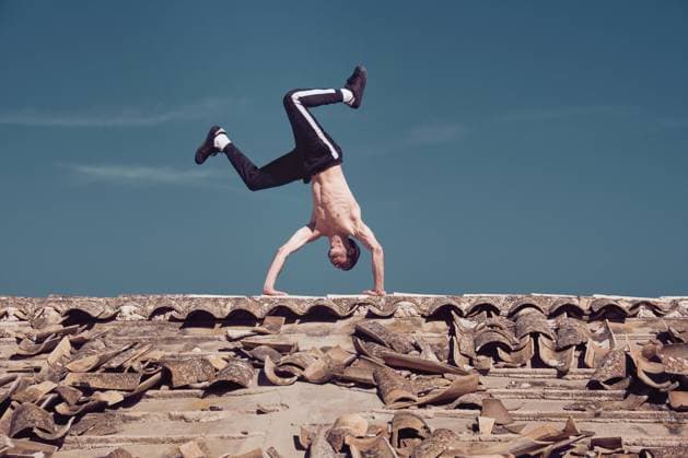 Man doing handstand on roof, Model released Copyright: xPhilippexDegrootex MR