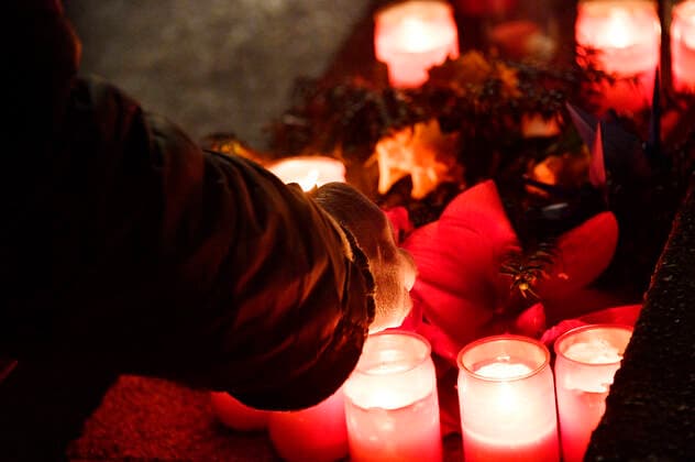 Stilles Gedenken an die Opfer des islamisitischen Terroranschlags vom 19.12.2017 vor niedergelegten Kränzen mit 12-maligem Glockenschlag um 20.02 Uhr am Mahnmal Der Riss auf dem Breitscheidplatz. Berlin, 19.12.2020 *** Silent commemoration of the victims of the 19 12 2017 Islamist terrorist attack in front of laid wreaths with 12 bells chiming at 8 02pm at the memorial The Rift on Breitscheidplatz Berlin, 19 12 2020 Foto:xF.xKernx xFuturexImage