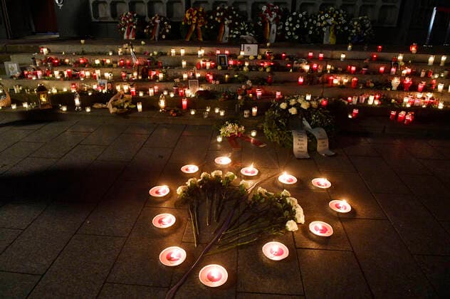 Stilles Gedenken an die Opfer des islamisitischen Terroranschlags vom 19.12.2017 vor niedergelegten Kränzen mit 12-maligem Glockenschlag um 20.02 Uhr am Mahnmal Der Riss auf dem Breitscheidplatz. Berlin, 19.12.2020 *** Silent commemoration of the victims of the 19 12 2017 Islamist terrorist attack in front of laid wreaths with 12 bells chiming at 8 02pm at the memorial The Rift on Breitscheidplatz Berlin, 19 12 2020 Foto:xF.xKernx xFuturexImage