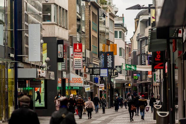 Aufgrund der Kontaktbeschränkungen wegen der Coronapandemie waren am letzten Sonntag vor Weihnachten - 4. Advent - bei Maskenpflicht und Kontaktbeschränkungen nur wenige Menschen in der Kölner Innenstadt - wie hier auf der Hohe Straße - unterwegs. Hohe Straße Köln