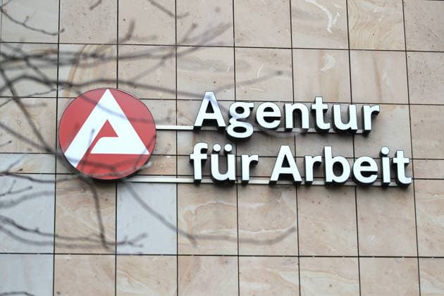 Freiburg Themenbild - Agentur fuer Arbeit, Arbeitsamt, Jobboerse, Arbeitsagentur, Arbeitsvermittlung Themenbild - Agentur fuer Arbeit, Arbeitsamt, Jobboerse, Arbeitsagentur, Arbeitsvermittlung Agentur fuer Arbeit, Arbeitsamt, Bundesagentur fuer Arbeit, Schriftzug, Logo, Reklame, in Freiburg, BIZ, Agentur fuer Arbeit, Arbeitsagentur, Arbeitsamt, Jobboerse, Arbeit, arbeitslos, Bundesagentur fuer Arbeit, Biz, Berufsinformationszentrum, Beruf, Freiburg, Themenbild, Logo, Schriftzug, Aussen, Aussenaufnahme, Tag, tagsüber, am Tag, Arbeitsloser, Eingang, Eingangsbereich, Fassade, Aussenfassade, Schrift, Icon, Emblem, Logo, Reklame, Featurebild, Dienststelle, Arbeitssuche, arbeitssuchend, Job, Jobcenter, Vermittlung, Arbeitsvermittlung, Dienst Copyright: xFleigx xEibner-Pressefotox EP_dfg