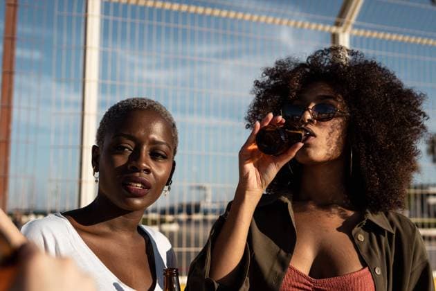 IMAGO Creative: Urban Diversity Cheerful young diverse female friends celebrating meeting in city Copyright: xRafaxCortesx Model Released