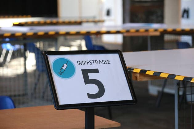 18.12.2020 Dortmund In der Warsteiner Music Hall, auf dem Gelände des ehemaligen Hoesch-Hochofenwerks auf Phoenix-West hat die Stadt Dortmund ihr Corona-Impfzentrum eingerichtet. Die medizinischen Abläufe und Logistik der Impfungen organisieren die Kassenärztliche Vereinigung Westfalen-Lippe (KVWL) und die Stadt Dortmund gemeinsam. Die Gesamtkoordination liegt bei der Stadt.
