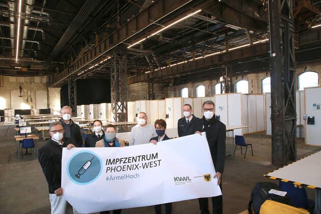 18.12.2020 Dortmund In der Warsteiner Music Hall, auf dem Gelände des ehemaligen Hoesch-Hochofenwerks auf Phoenix-West hat die Stadt Dortmund ihr Corona-Impfzentrum eingerichtet. Die medizinischen Abläufe und Logistik der Impfungen organisieren die Kassenärztliche Vereinigung Westfalen-Lippe (KVWL) und die Stadt Dortmund gemeinsam. Die Gesamtkoordination liegt bei der Stadt. v.li. Dr.Reinhard Büker (Ärztlicher Leiter Impfzentrum), Dr. Prosper Rodewyk (Leiter KVWL Bezirksstelle Dortmund), Dr. Kathrin Schaller (Ärztliche Leiterin des Rettungsdienstes der Feuerwehr Dortmund AG Impfen), Birgit Zoerner (Leiterin Corona-Krisenstab und Gesundheitsdezernentin), Dr. med. Sükrü Bakir (stellv. Leiter des Impfzentrums), Beate Bachmann (Leiter
