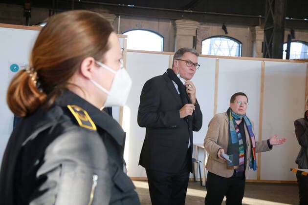 18.12.2020 Dortmund In der Warsteiner Music Hall, auf dem Gelände des ehemaligen Hoesch-Hochofenwerks auf Phoenix-West hat die Stadt Dortmund ihr Corona-Impfzentrum eingerichtet. Die medizinischen Abläufe und Logistik der Impfungen organisieren die Kassenärztliche Vereinigung Westfalen-Lippe (KVWL) und die Stadt Dortmund gemeinsam. Die Gesamtkoordination liegt bei der Stadt. Oberbürgermeister Thomas Westphal und Gesundheitsdezernentin und Leiterin des Coronakrisenstabes Birgit Zoerner erläutern die Impfstrategie.