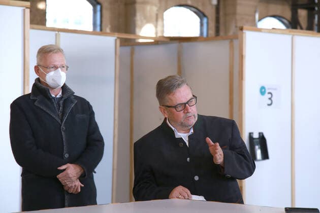 18.12.2020 Dortmund In der Warsteiner Music Hall, auf dem Gelände des ehemaligen Hoesch-Hochofenwerks auf Phoenix-West hat die Stadt Dortmund ihr Corona-Impfzentrum eingerichtet. Die medizinischen Abläufe und Logistik der Impfungen organisieren die Kassenärztliche Vereinigung Westfalen-Lippe (KVWL) und die Stadt Dortmund gemeinsam. Die Gesamtkoordination liegt bei der Stadt. li. Dr. Prosper Rodewyk Leiter der KVWL Bezirksstelle Dortmund, re. Dr. Reinhard A. Büker (Ärztlicher Leiter des Impfzentrums) beschreibt die Abläufe der Impfung.