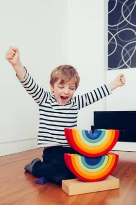 IMAGO Creative: Jahreszeit Winter, Fantasievoll drinnen spielen Blonde cute boy playing with waldorf rainbow puzzle, Model released Copyright: xRamonxLopezx MR