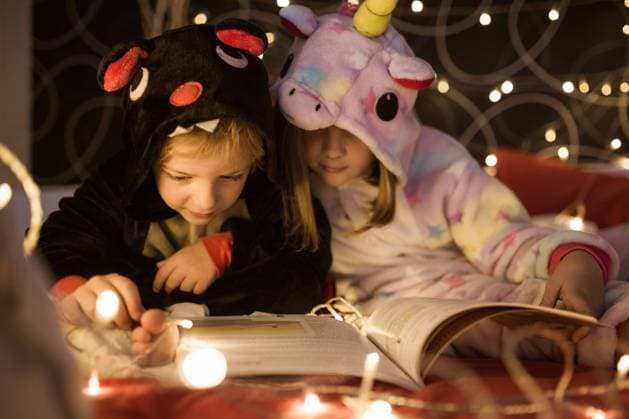 Kids reading Christmas fairy tales in bed, Model released Copyright: xRamonxLopezx MR