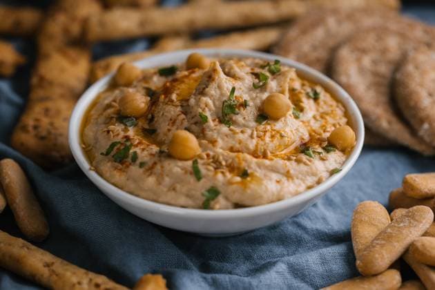 IMAGO Creative, Food, Hummus Delicious homemade hummus with paprika, seeds and olive oil Copyright: xRamonxLopezx Model Released