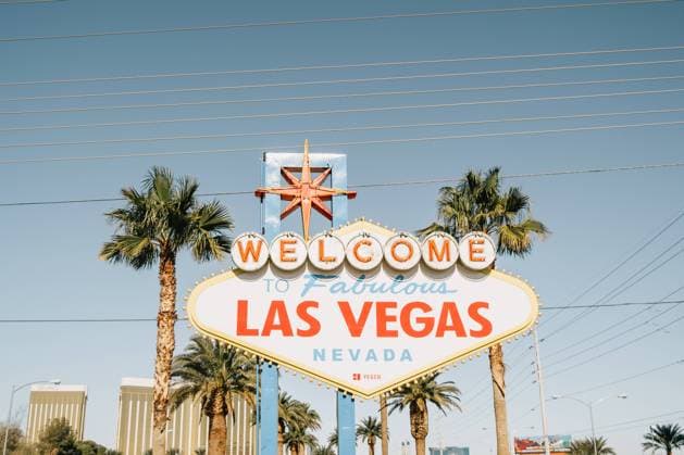 IMAGO Creative: Stadt-Dichotomien Venice Beach, USA - December 7, 2017: Green exotic palm trees and signpost Welcome to fabulous Las Vegas Nevada on road on bright day Copyright: xRaulxBejarx Model Released