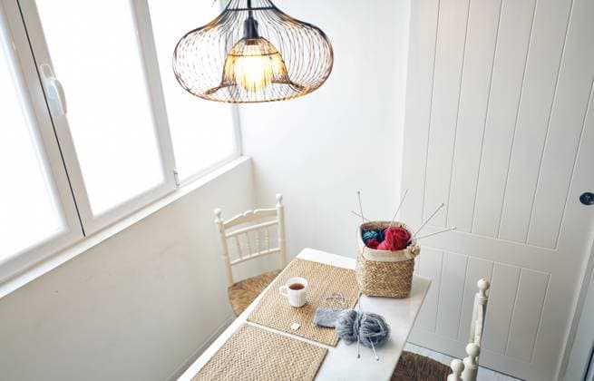 IMAGO Creative: Gesundheit, Stille Cup of warm tea placed on table near basket with knitting yarn and needles in cozy room Copyright: xVictorxBorderax Model Released