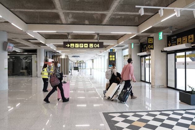 A device for PCR controls at the airport of Palma de Mallorca (Balearic Islands), on 20 December 2020 This Sunday has begun the control of negative PCR in airports and ports of the Balearic Islands to travelers from the Peninsula. As of today, national tourists travelling to the Balearic Islands from the Peninsula must present a negative PCR carried out at origin 72 hours before arriving in the Autonomous Community. If they do not bring it, they will have to undergo an antigen test on arrival and will face a penalty plus the cost of the test. 20 DECEMBER 2020;PCR;CORONAVIRUS;TEST;DEVICE;ANTIGENS;HEALTH;COVID-19;BALEARIC ISLANDS;AIRPORT;TRAVEL;HOLIDAYS Isaac Buj LagenciaEP 12 20 2020 MAJORCA PALM MAJORCA PALM Spain Copyright: xIsaacxBujx 3488306