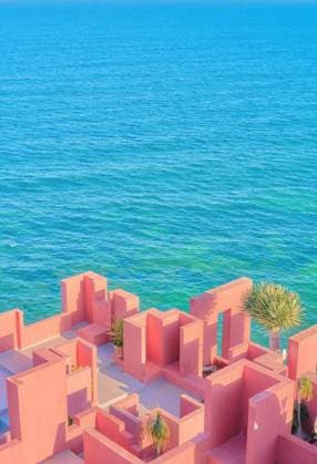 IMAGO Creative: Internationaler Tag der Architektur am 3. Oktober. Thema: Architektur zum Wohlf?hlen Serene landscape of quaint maze of walls built by blue sea in bright sunny day Copyright: xVictorxBorderax Model Released