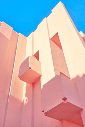IMAGO Creative: Internationaler Tag der Architektur am 3. Oktober. Thema: Architektur zum Wohlf?hlen From below end of pink building of complex geometric shape Copyright: xVictorxBorderax Model Released