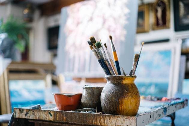 IMAGO Kreativ: Bildung, Kunsterziehung Close up view of pot with various brushes in art workshop Copyright: xVictorxGonzalezx Model Released