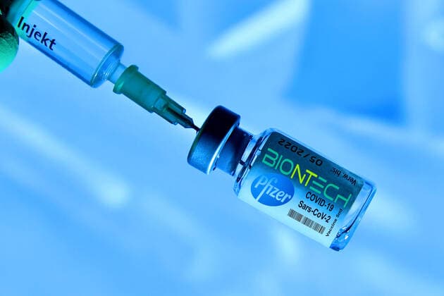 FOTOMONTAGE-Themenbild,Symbolfoto:Corona Impfstoff von Biontech Pfizer vor Zulassung in Deutschland. Impfspritze und Impfdose mit Impfstoff des Herstellers Biontech Pfizer gegen das Coronavirus. Impfung mit Einwegspritze und Impfstoff zur Injektion mit einer Kanuele.