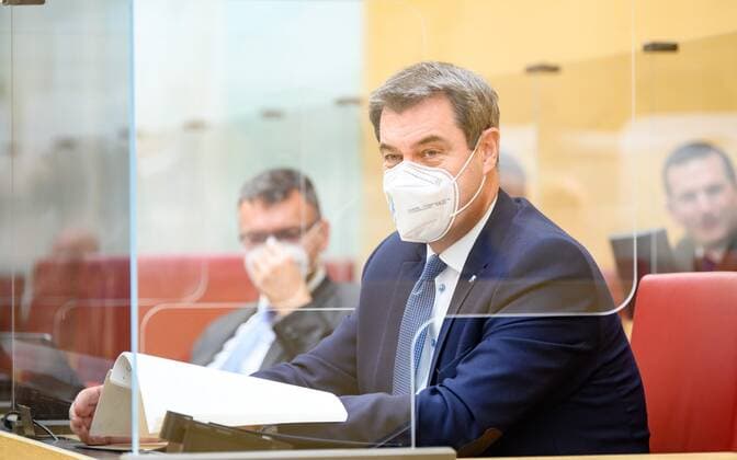Staatsminister Dr. Florian Herrmann, MdL (links), und Ministerpräsident Dr. Markus Söder, MdL (rechts). Ministerpräsident Dr. Markus Söder, MdL, hat am 15. Dezember 2020 vor dem Bayerischen Landtag seine siebte Regierungserklärung zur aktuellen Lage der Corona-Pandemie in Bayern gehalten. Dr. Söder, MdL: Regierungserklärung mit großer Sorge: Corona ist die Katastrophe unserer Zeit. Wir müssen die Notbremse ziehen. Wenn wir jetzt nicht alle gemeinsam das Virus bekämpfen, werden wir größten Schaden nehmen. Die Zeit der Ausnahmen ist vorbei. Was für alle gilt, ist auch gerecht. ! ACHTUNG: Nur redaktionelle Nutzung-Editorial Use Only, mit vollständiger Creditnennung: imago images-Bayerische Staatskanzlei !