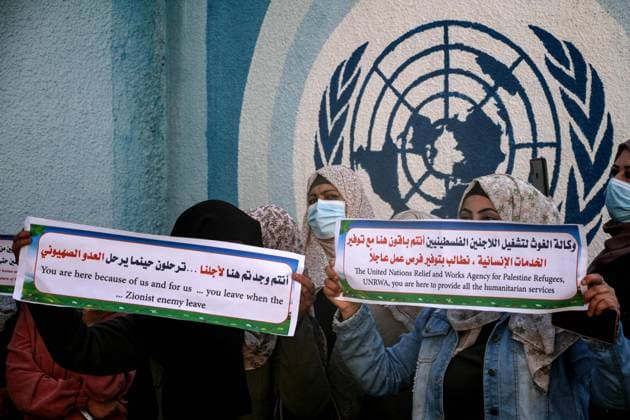 News Themen der Woche KW52 News Bilder des Tages December 21, 2020, Gaza City, Gaza Strip, Palestinian Territory: Palestinians of Union of Democratic Teachers committees, take part in a protest to demand job opportunities for the unemployed graduates, in front of the United Nations Relief and Works Agency (UNRWA), office in Gaza City, on December 21, 2020. UNRWA provides life-saving services to some 5.6 million Palestine refugees registered with the Agency across its five fields of operation, including Jordan, Lebanon, Syria, the West Bank, including East Jerusalem and the Gaza Strip. Its services include education, health care, relief and social services, camp infrastructure and improvement, protection and microfinance Gaza City Palestinian Territory - ZUMAap3_ 20201221_zaf_ap3_041 Copyright: xMohammedxSalemx