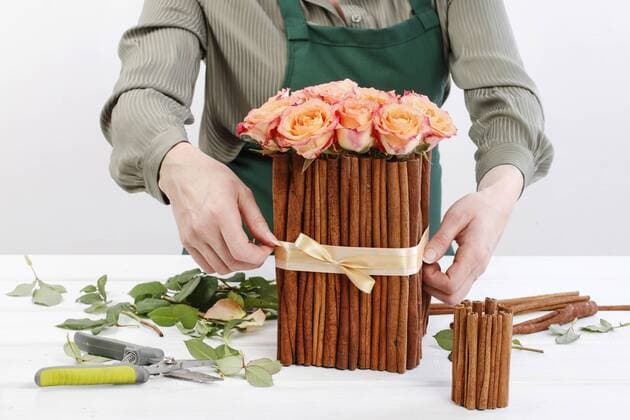 IMAGO Creative: Clickbait, Deko Ideen für Zuhause Florist at work: How to make floral arrangement with roses and cinnamon sticks. Step by step, tutorial.  BEW1DC5380A