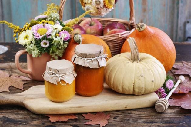 IMAGO Creative: Herbst, Kulinarische Klassiker Glass jars with pumpkin jam and honey. Fresh vegetables on the table. Healthy food  BEW1DC53893
