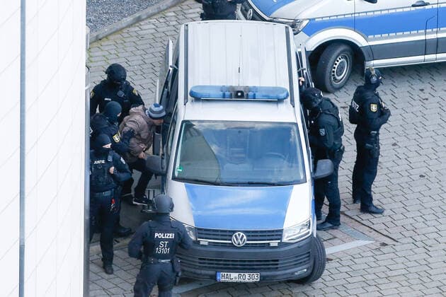 News Themen der Woche KW52 Bilder des Jahres 2020, News 12 Dezember News Bilder des Tages 21.12.2020, xtgx, News Prozess, Urteilsverkuendung im Strafverfahren gegen Stephan B. emspor, v.l. Der Angeklagte Stephan Balliet wird aus dem Gericht in ein Fahrzeug der Justiz gefuehrt, das ihn zum Flugplatz bringt Magdeburg *** 21 12 2020, xtgx, news trial, sentencing in criminal case against Stephan B emspor, v l The defendant Stephan Balliet is led out of court into a judicial vehicle that takes him to the Magdeburg airport