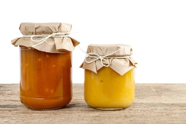 IMAGO Creative: Herbst, Kulinarische Klassiker Colorful jams in glass jars isolated on white background.  BEW1D646190