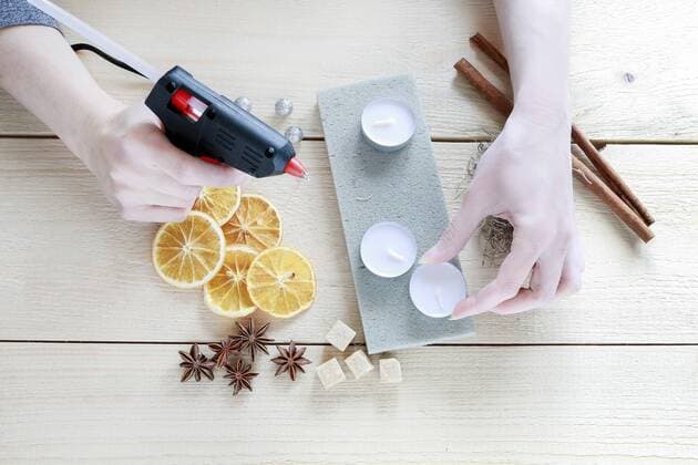 IMAGO Creative: Clickbait, Deko Ideen für Zuhause Florist at work: How to make Christmas decoration (gift) in paper box using cinnamon sticks, orange slices and anise stars. Step by step, tutorial.  BEW1D83D93A